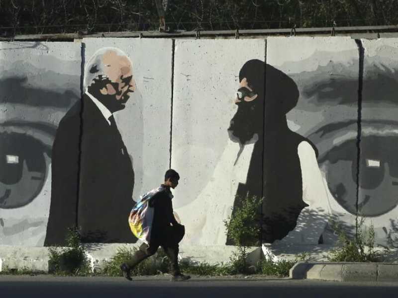 Un murales a Kabul che mostra l'inviato americano  Zalmay Khalilzad e il Mullah Abdul Ghani Baradar (foto LaPresse) 