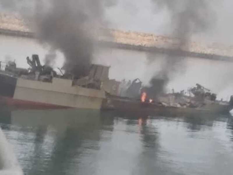 La nave iraniana Konarak in fiamme