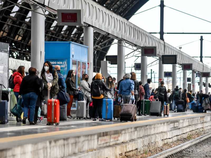 Partenza del treno per Napoli in Stazione Centrale a Milano, nel primo giorno della fase 2 dell&rsquo;emergenza coronavirus (LaPresse)
