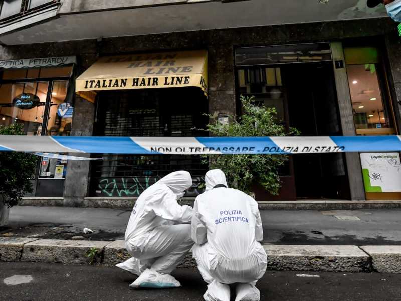 Milano, cocci di vetro contro finestra casa Silvia Romano: i rilievi della polizia scientifica (Foto Claudio Furlan - LaPresse)