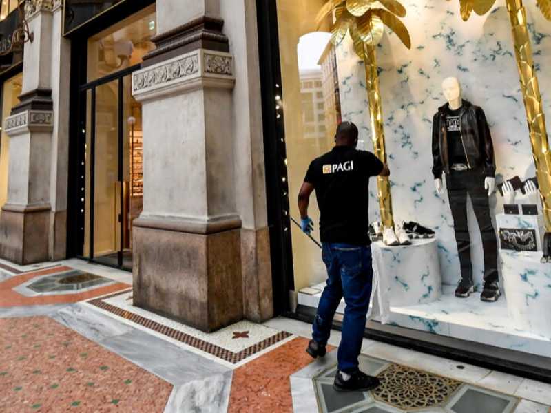 Milano, i negozi di abbigliamento del centro si preparano alla riapertura per la fase 2 dell&rsquo;emergenza coronavirus (Foto Claudio Furlan - LaPresse)