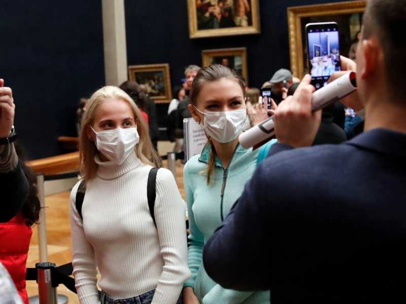 Coronavirus, turisti con le mascherine protettive visitano il Museo del Louvre a Parigi (AP Photo/Francois Mori)