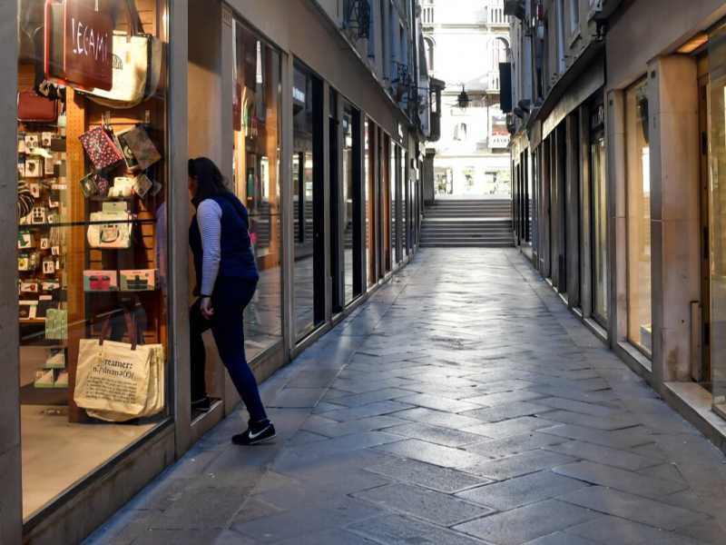 Negozi chiusi per le calli di Venezia (foto LaPresse)