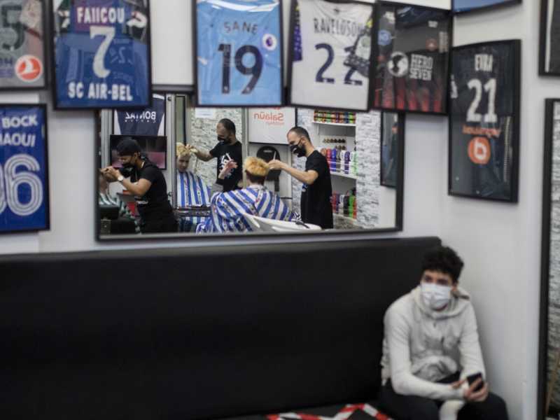 Il salone di un barbiere a Marsiglia (foto LaPresse)