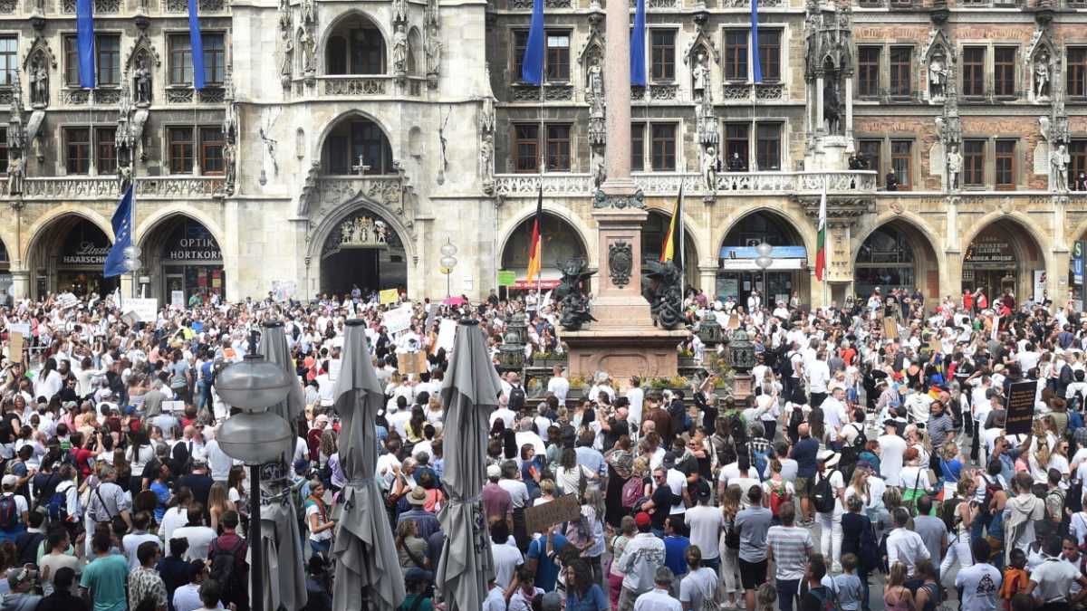 Immagine di Un mix di nazi e complottisti sfrutta la pandemia come “piattaforma antidemocratica”