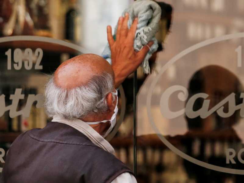 Riapertura al pubblico di un negozio in Via del Corso, a Roma (foto LaPresse)