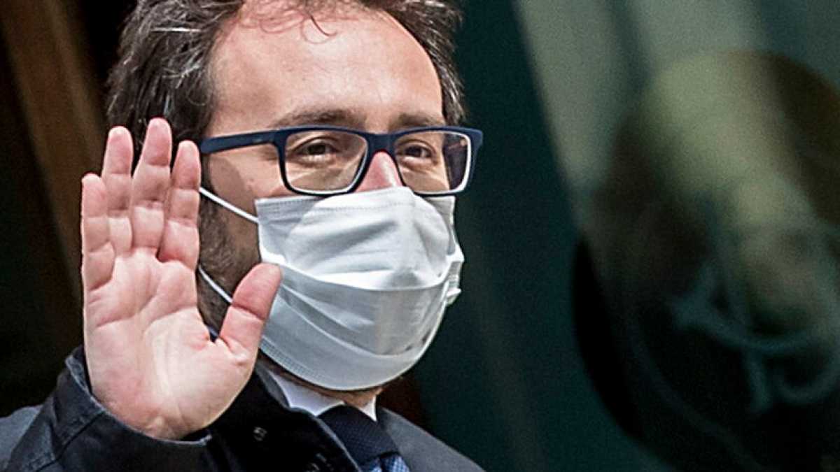 Immagine di Turarsi il naso con Bonafede