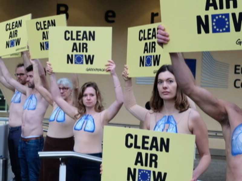 Una manifestazione di Greenpeace davanti alla sede della Commissione europea il 30 gennaio 2018 (foto LaPresse)