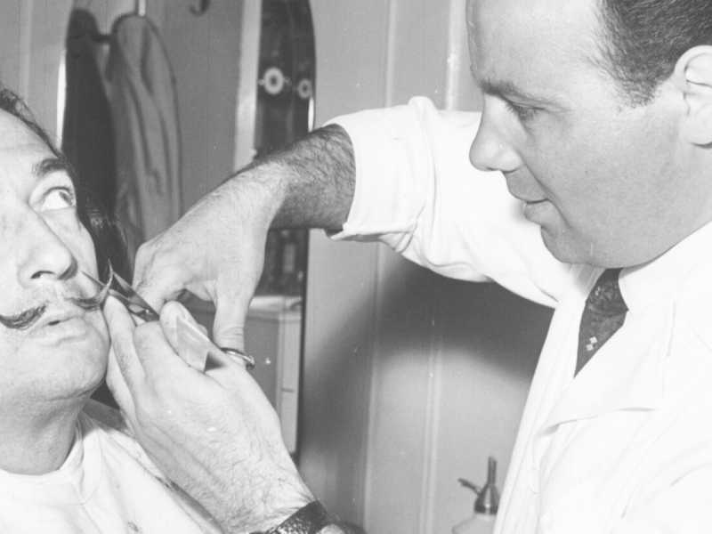 Salvador Dal&igrave; si fa tagliare i baffi dal suo barbiere di fiducia (LaPresse/Publifoto)