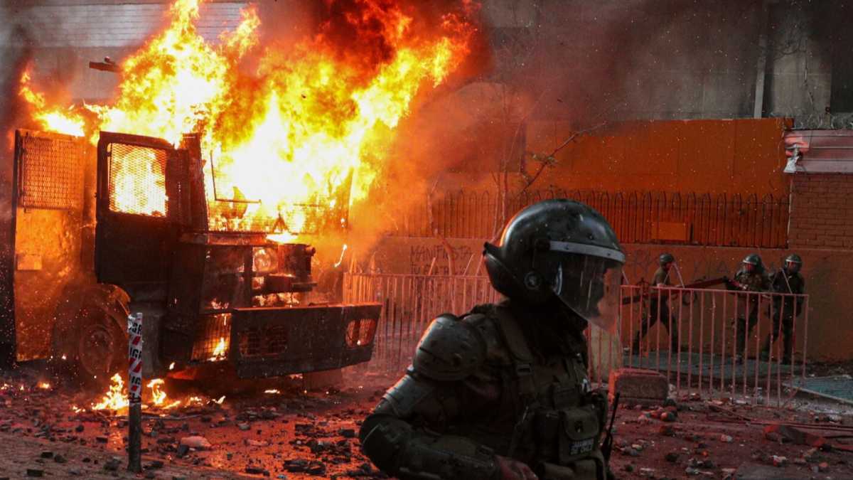 Immagine di Troppa fretta di riaprire. Il caso del Cile, e i saccheggi in piazza