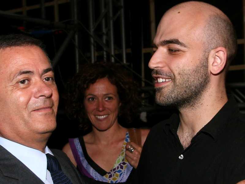 Ezio Mauro e Roberto Saviano in uno scatto del 2009 (foto LaPresse)