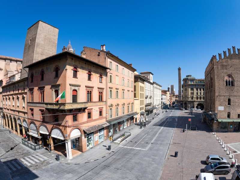 Bologna con le strade deserte per emergenza coronavirus (LaPresse)