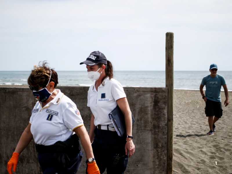 Ostia, la spiaggia nel primo sabato post quarantena