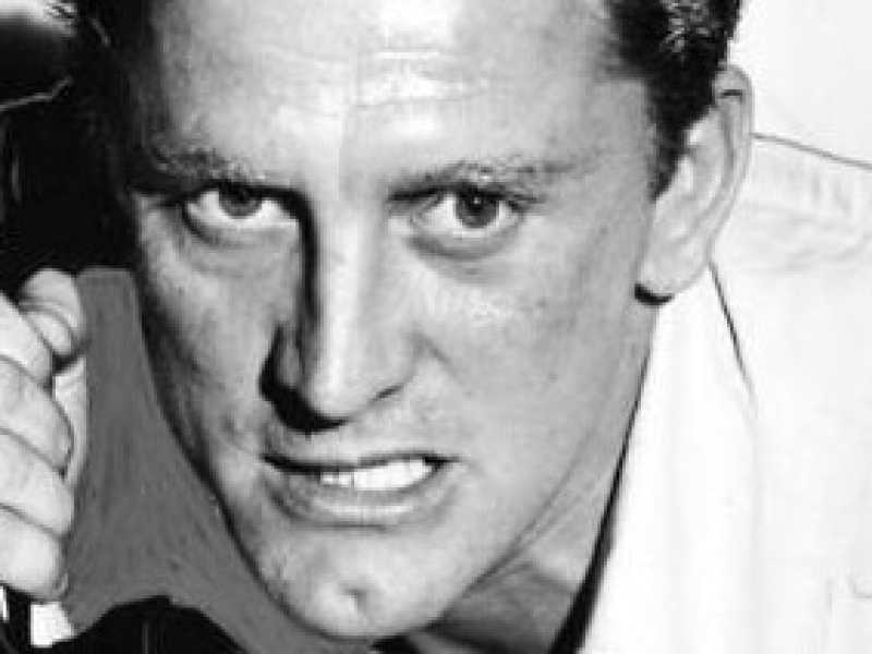 Kirk Douglas in L'asso nella manica (Ace in the Hole) &egrave; un film drammatico statunitense del 1951, diretto da Billy Wilder