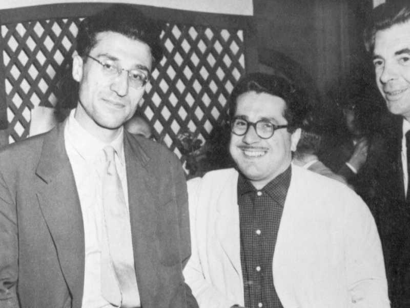 Cesare Pavese (il secondo da sinistra) alla consegna del Premio Strega, nel 1950 (foto LaPresse)