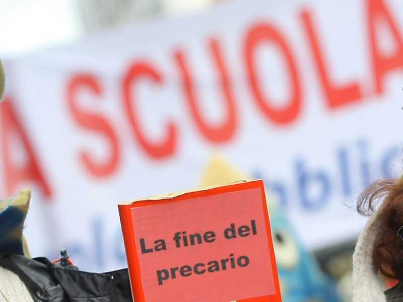 Ottobre 2009, una manifestazione di precari della scuola (foto LaPresse)