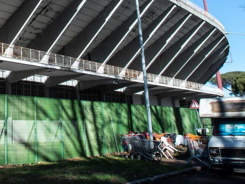 Gli esterni dello Stadio Flaminio, in stato di abbandono (foto LaPresse)