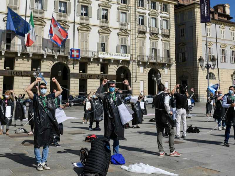 A Torino il flash mob di protesta degli infermieri organizzato da "Nursind Piemonte" (foto LaPresse)