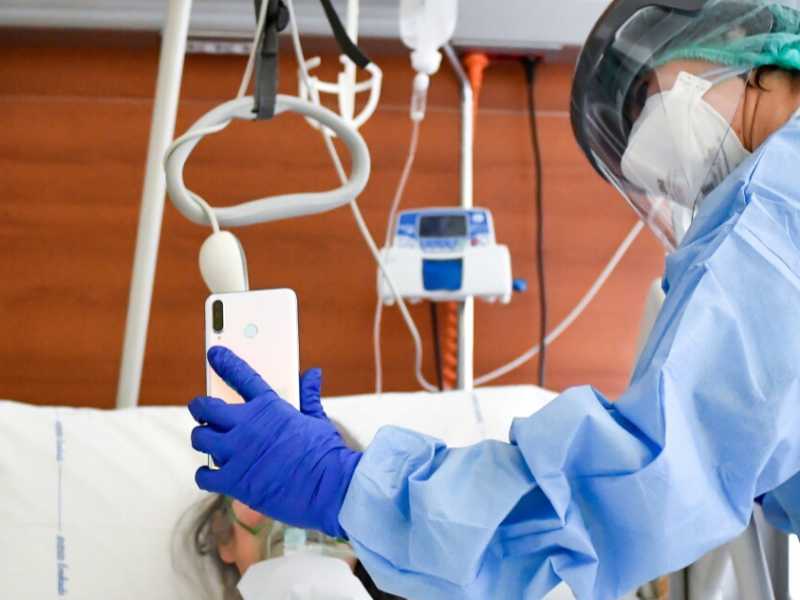 Ospedale Bergamo, videochiamate con i parenti per i pazienti Covid che non possono ricevere visite (LaPresse)