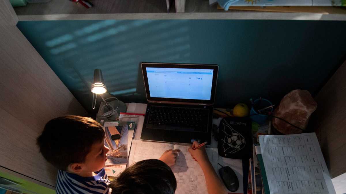 Immagine di Mia madre fa lezione in piedi, davanti al computer in salone, per ore. Ma non basta più