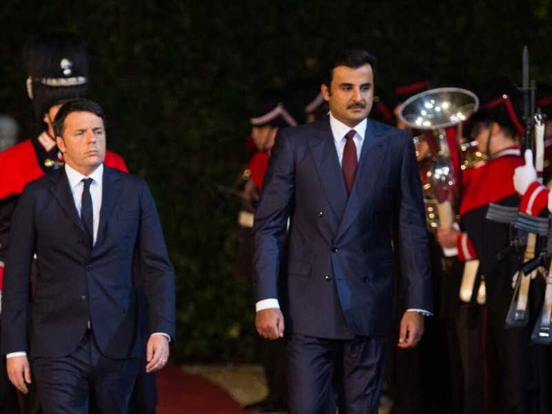 L'allora premier Matteo Renzi riceve  l'emiro del Qatar, Tamin bin Hamad al-Thani, nel gennaio 2016 (foto LaPresse)