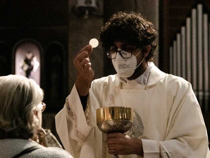 Nelle prime celebrazioni liturgiche con fedeli, non tutti i sacerdoti hanno distribuito l&rsquo;ostia con i guanti. In qualche caso si sono viste le pinzette eucaristiche (LaPresse)