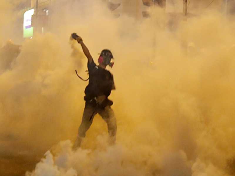 La scorsa settimana ci sono state ancora proteste a Hong Kong, stretta nella morsa autoritaria di Pechino (foto LaPresse)
