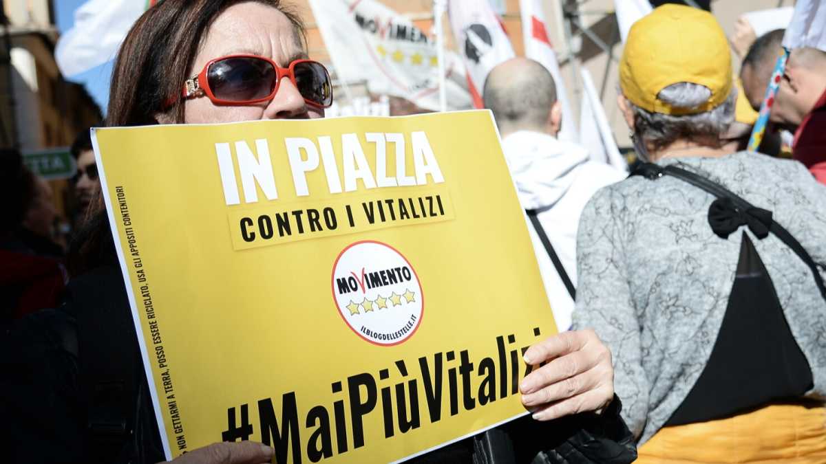 Immagine di Oltre i soldi. Come diavolo ha fatto l’Italia a non diventare il Venezuela d’Europa