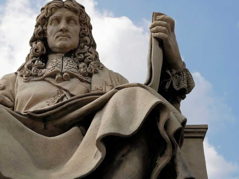 La statua di Jean-Baptiste Colbert di fronte all'Assemblea nazionale francese, a Parigi (foto LaPresse)