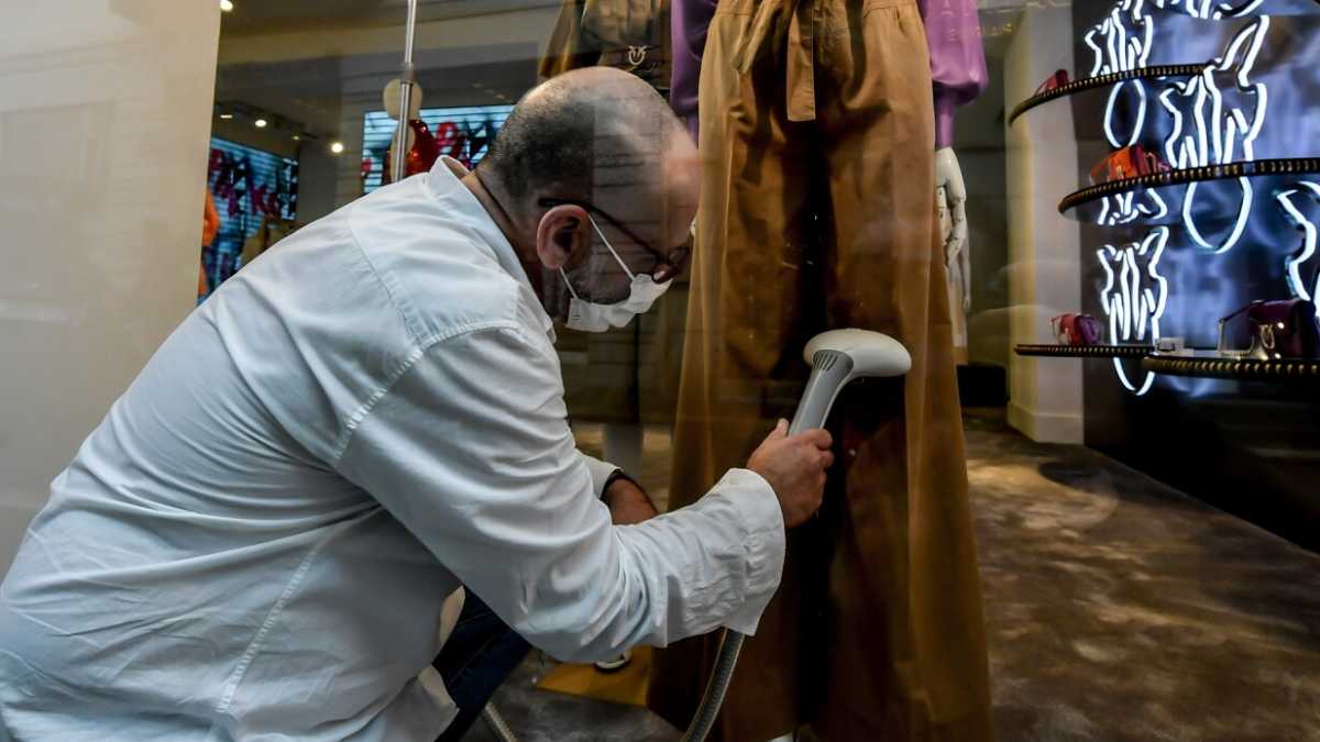 Immagine di Italiani popolo di santi, poeti e sanificatori