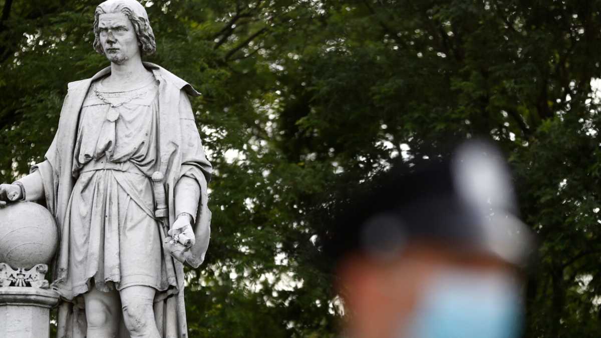 Immagine di Si erigano due monumenti: uno a chi contesta le statue, l’altro a chi le difende