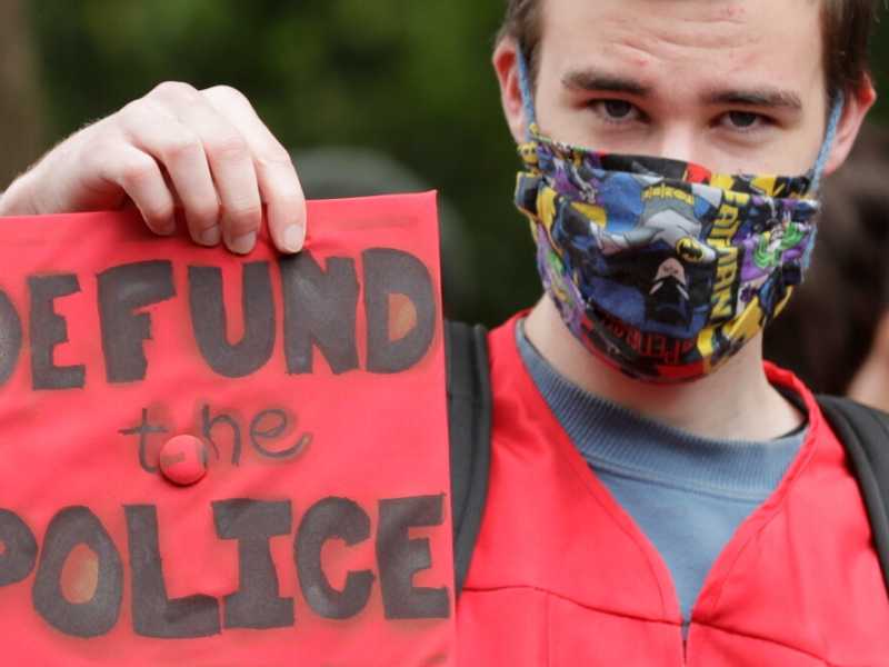 Famoso economista di Chicago critica Black Lives Matter. E lo linciano