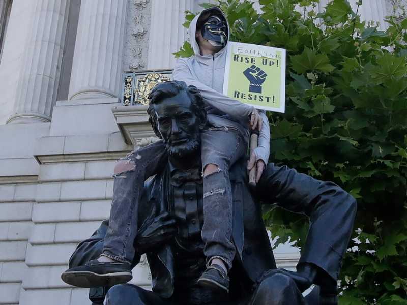 Un manifestante sulla statua di Abramo Lincoln a San Francisco (foto LaPresse)