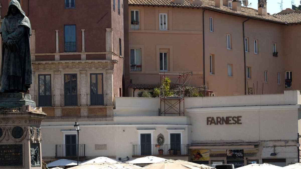 Immagine di Decalogo per vandali: Giordano Bruno era un misogino e Petrolini un fascista