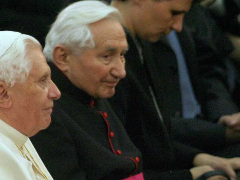 Un'immagine del 2007 con l'allora Papa Benedetto XVI e il fratello Georg (foto LaPresse)
