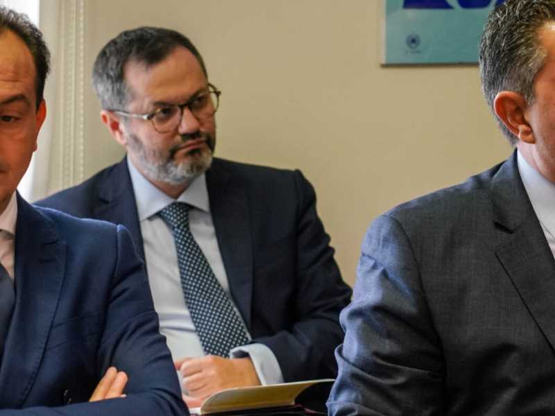 A sinistra il governatore del Piemonte Cirio, a destra il presidente della Liguria Toti (foto LaPresse)