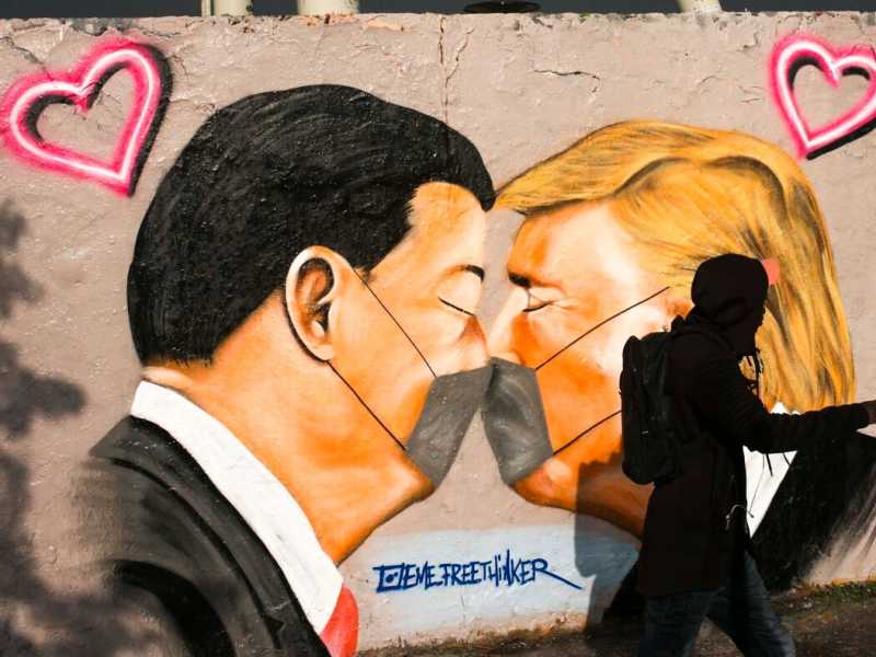 Un murales che ritrare Xi Jinping e Donald Trump (foto LaPresse)