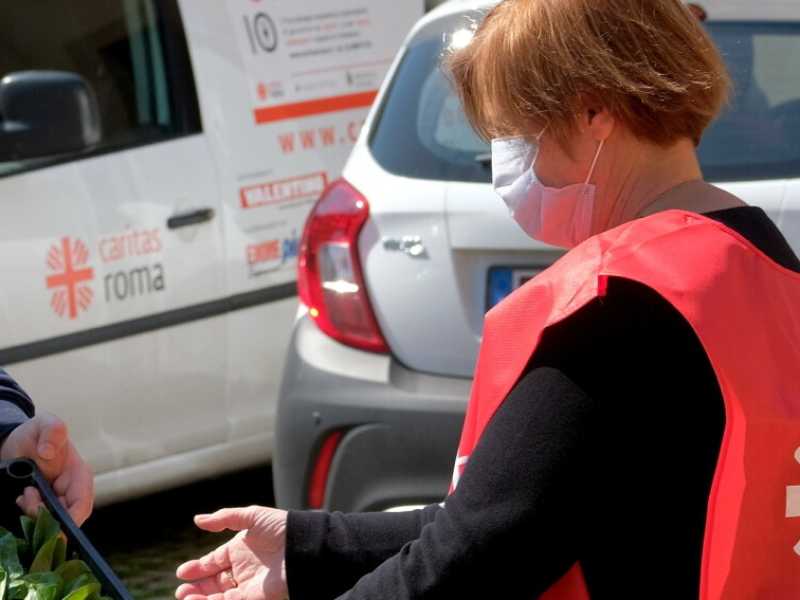 Una volontaria della Caritas impegnata durante il lockdown (foto LaPresse)