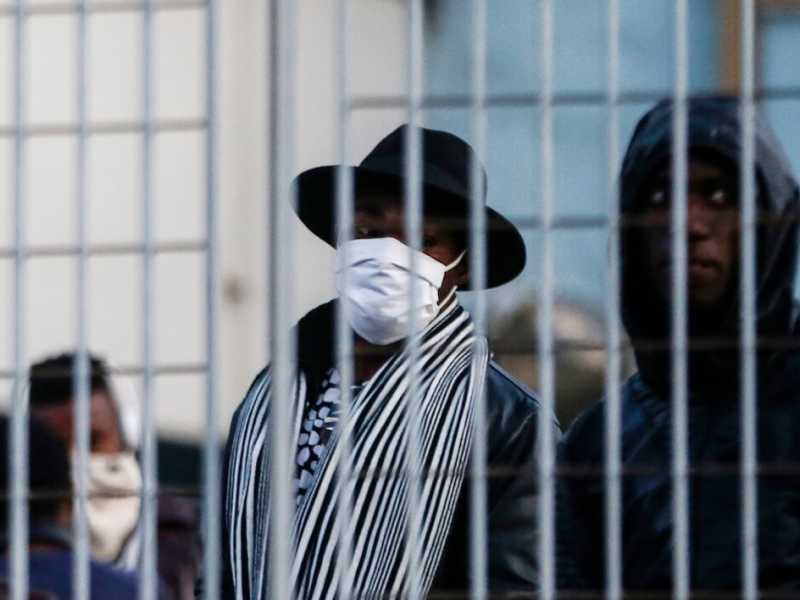Emergenza Coronavirus, protesta dei migranti in quarantena all&rsquo;interno del centro accoglienza di Torre Maura (LaPresse)