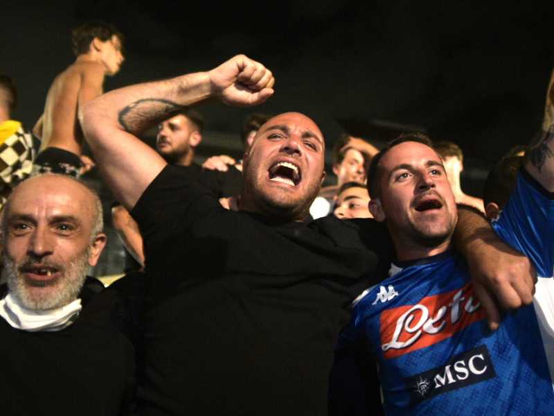 Festeggiamenti a Napoli per la vittoria della Coppa Italia (foto LaPresse)