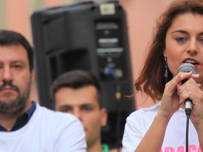 Susanna Ceccardi e, sullo sfondo, Matteo Salvini (foto LaPresse)