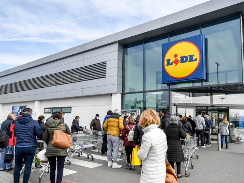 File davanti a un supermercato Lidl durante il lockdown (foto LaPresse)