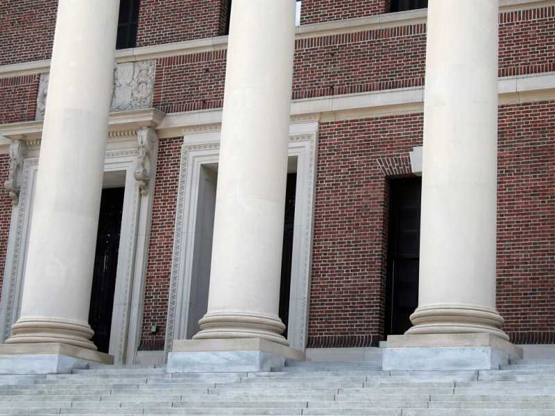 La facciata di uno degli edifici dell'Universit&agrave; di Harvard, in Massachusetts (foto LaPresse)