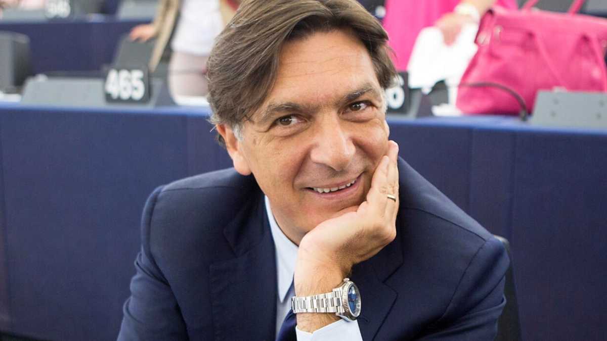 Immagine di Anche Raggi preferisce l'usato sicuro: Enrico Gasbarra verso il vertice di Eur spa