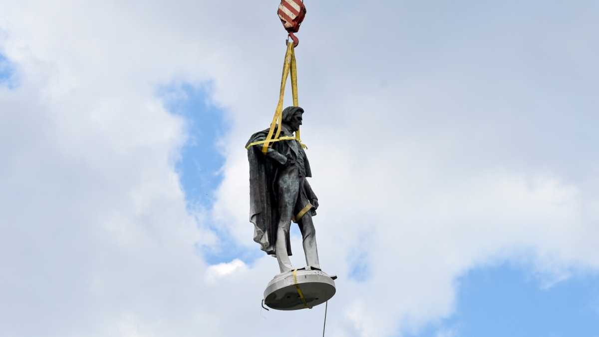 Immagine di “Non esistono santi nella storia. Inventarli per punire i traditori è tipico del totalitarismo”