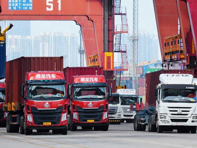 Dalla strada al mare: smistamento di container nel porto commerciale di Qingdao, in Cina (LaPresse) 