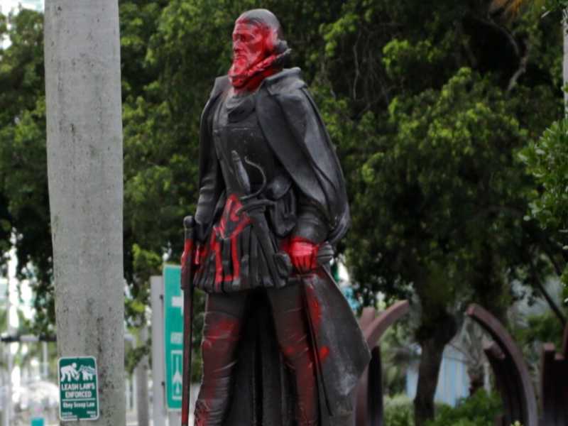 Una statua di Cristoforo Colombo imbrattata da alcuni manifestanti a Miami (foto LaPresse)