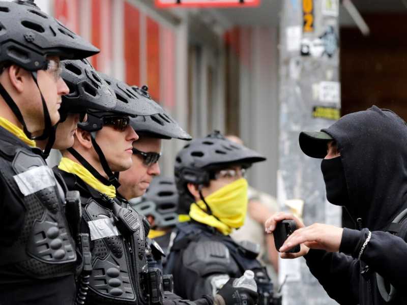 Un manifestante a Seattle (foto LaPresse)