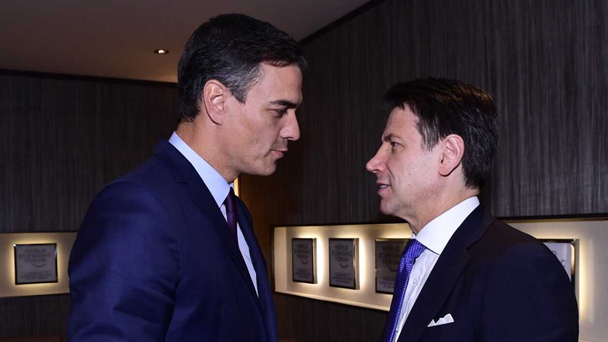 Immagine di Conte e il patto del sombrero. Così il premier prova a vendere il Mes a Spagna e Portogallo