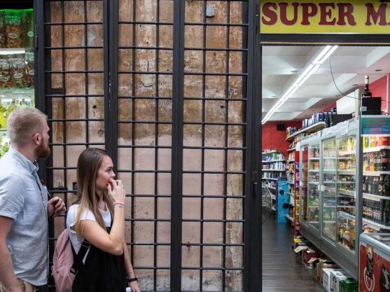 Un negozio bangla a Roma. Nella sola Tor Pignattara, sono 8 mila i bengalesi (foto LaPresse)
